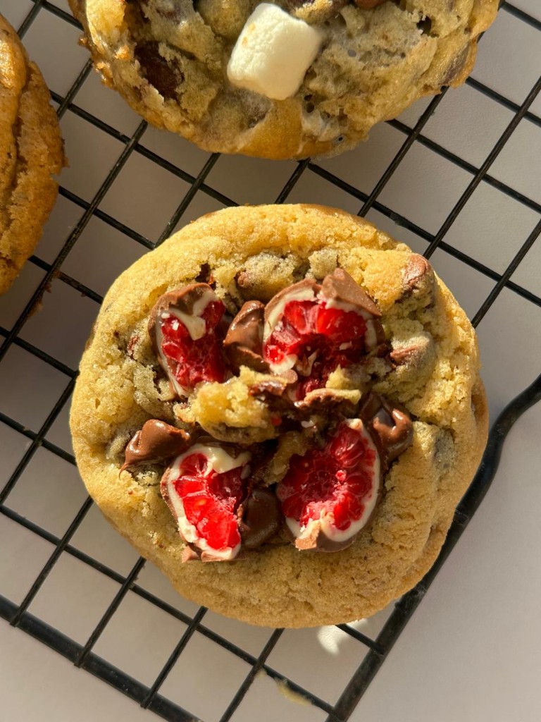 Galletas artesanales Saudades con frutos rojos y chocolate sobre rejilla