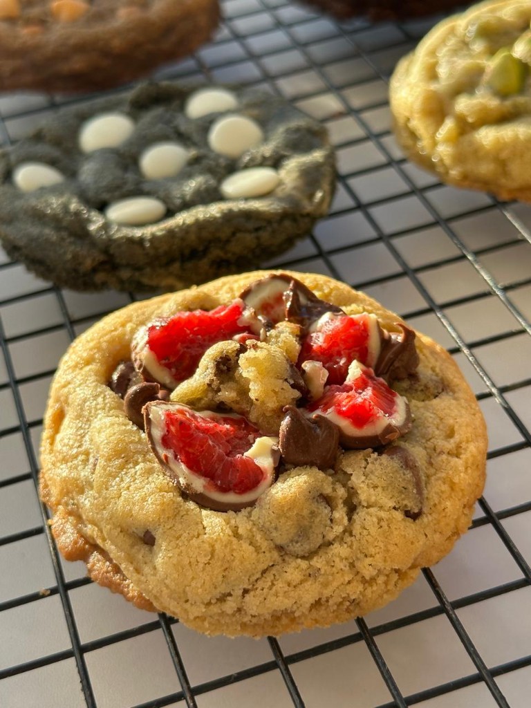 Variedad de galletas gourmet Saudades en rejilla
