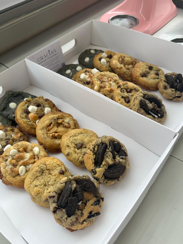 Galletas gourmet Saudades en rejilla negra